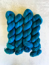 Load image into Gallery viewer, Electric Mrs. Peacock BFL DK