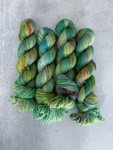 Load image into Gallery viewer, Luna Moth BFL DK
