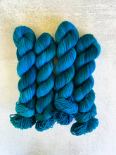 Load image into Gallery viewer, Electric Mrs. Peacock BFL DK
